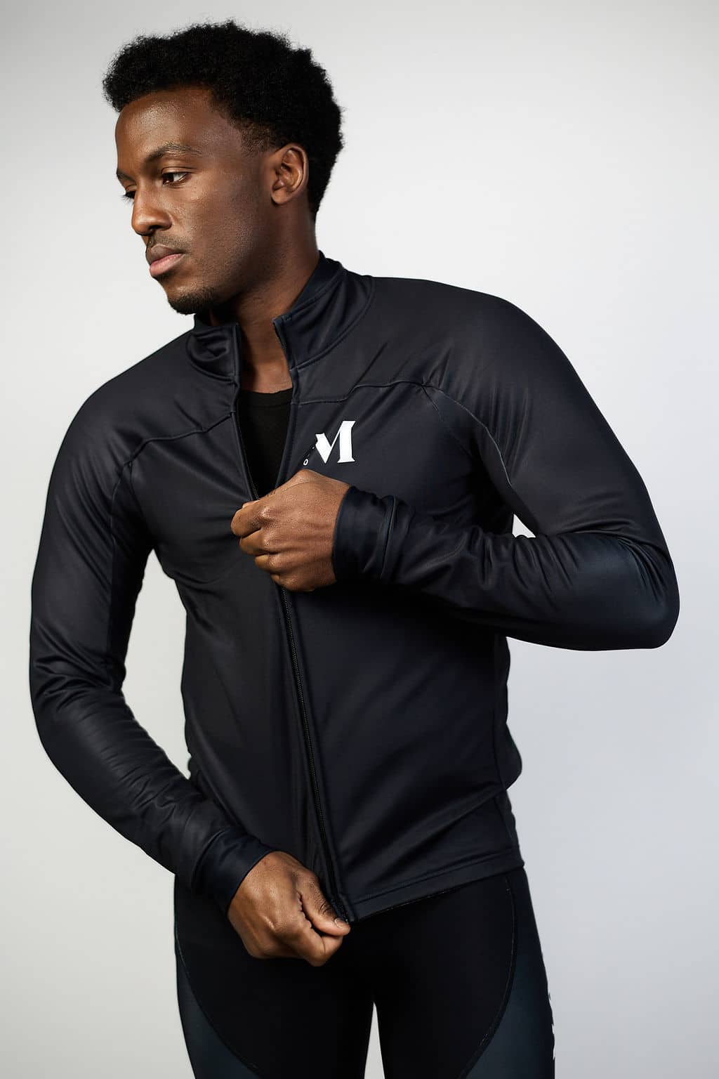 Veste thermique mi-saison cyclisme homme personnalisable Moov360, noire, portée par un mannequin