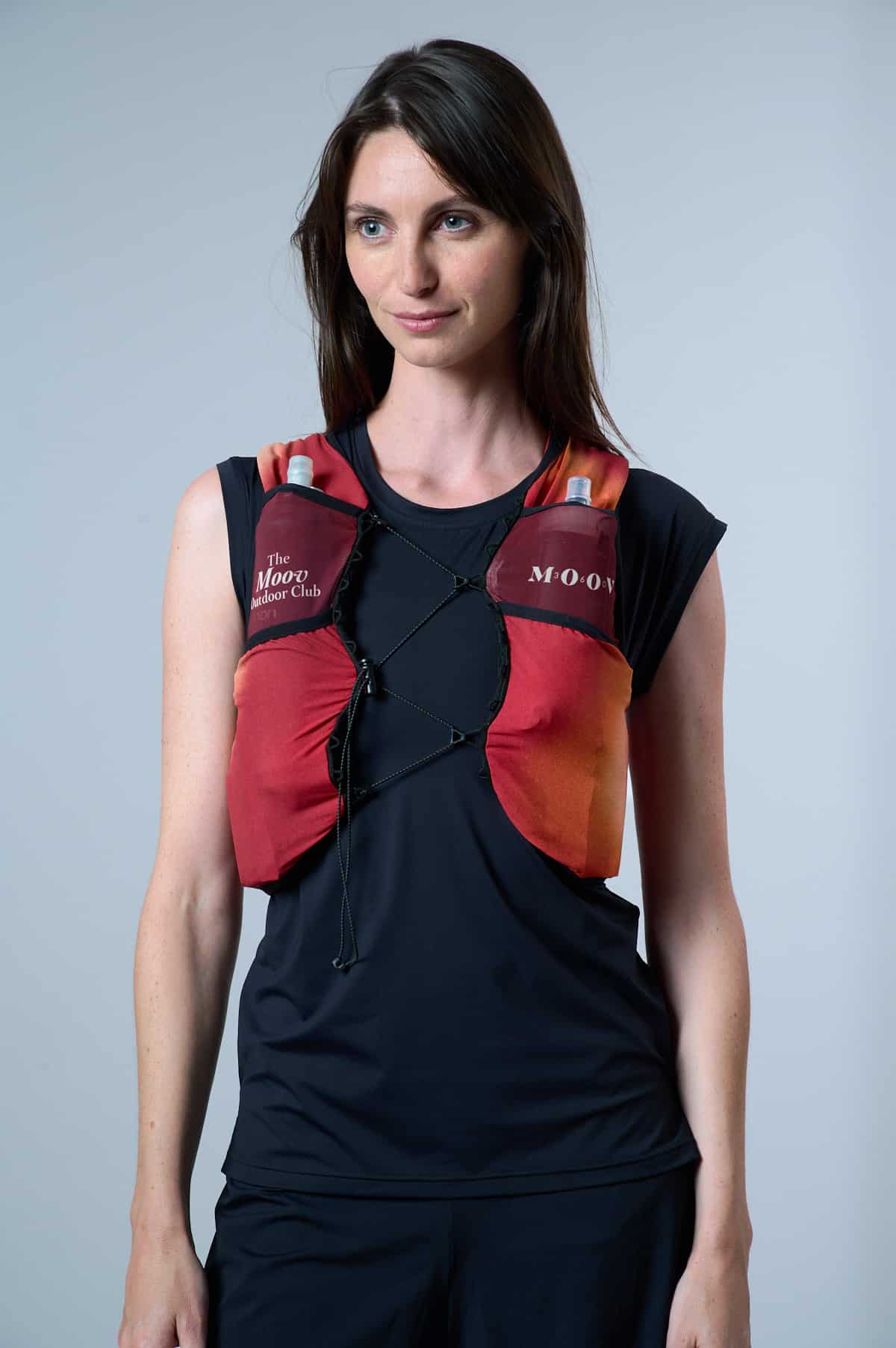 Sac de trail WILD GLOW Moov360 porté par une femme vue de face, gilet d&