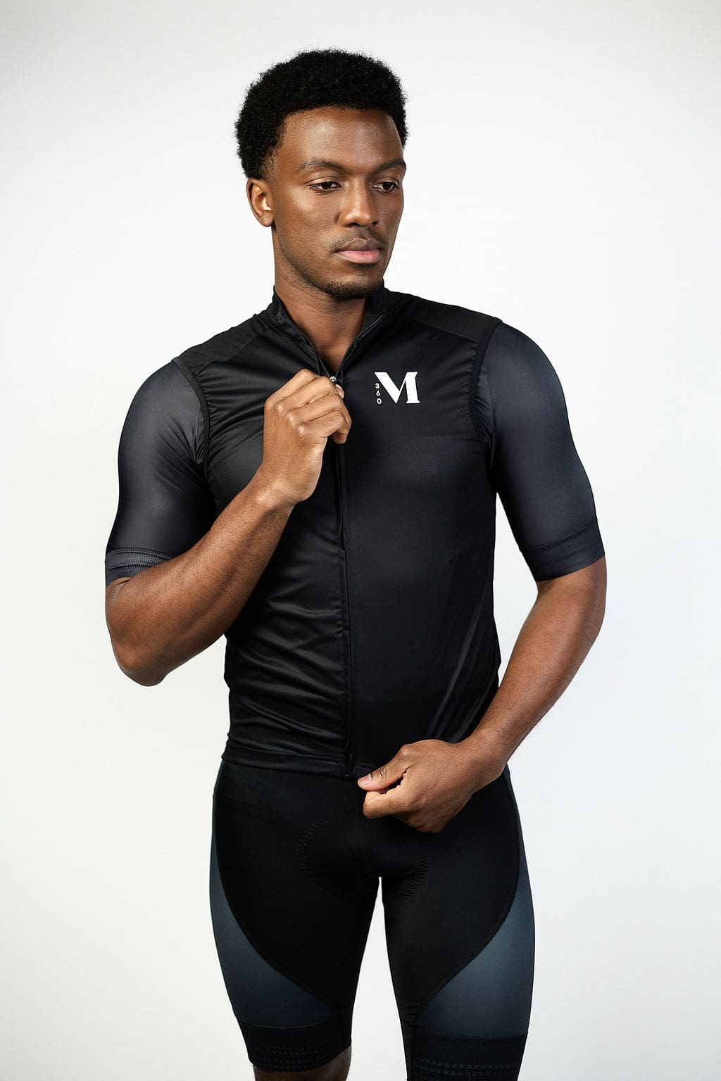 Gilet coupe-vent cyclisme homme personnalisable Moov360, noir, porté par un mannequin