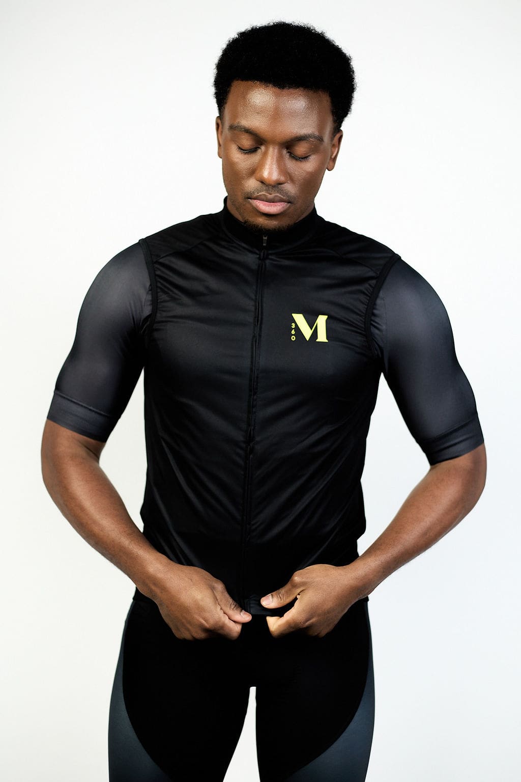 Gilet coupe-vent imperméable cyclisme homme personnalisable Moov360, noir avec logo doré, porté par un mannequin