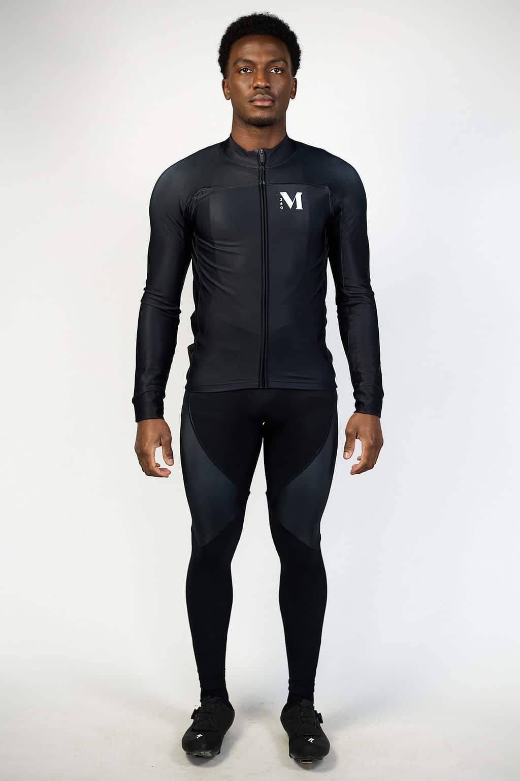Cuissard long à bretelles cyclisme homme personnalisable Moov360, noir, porté par un mannequin