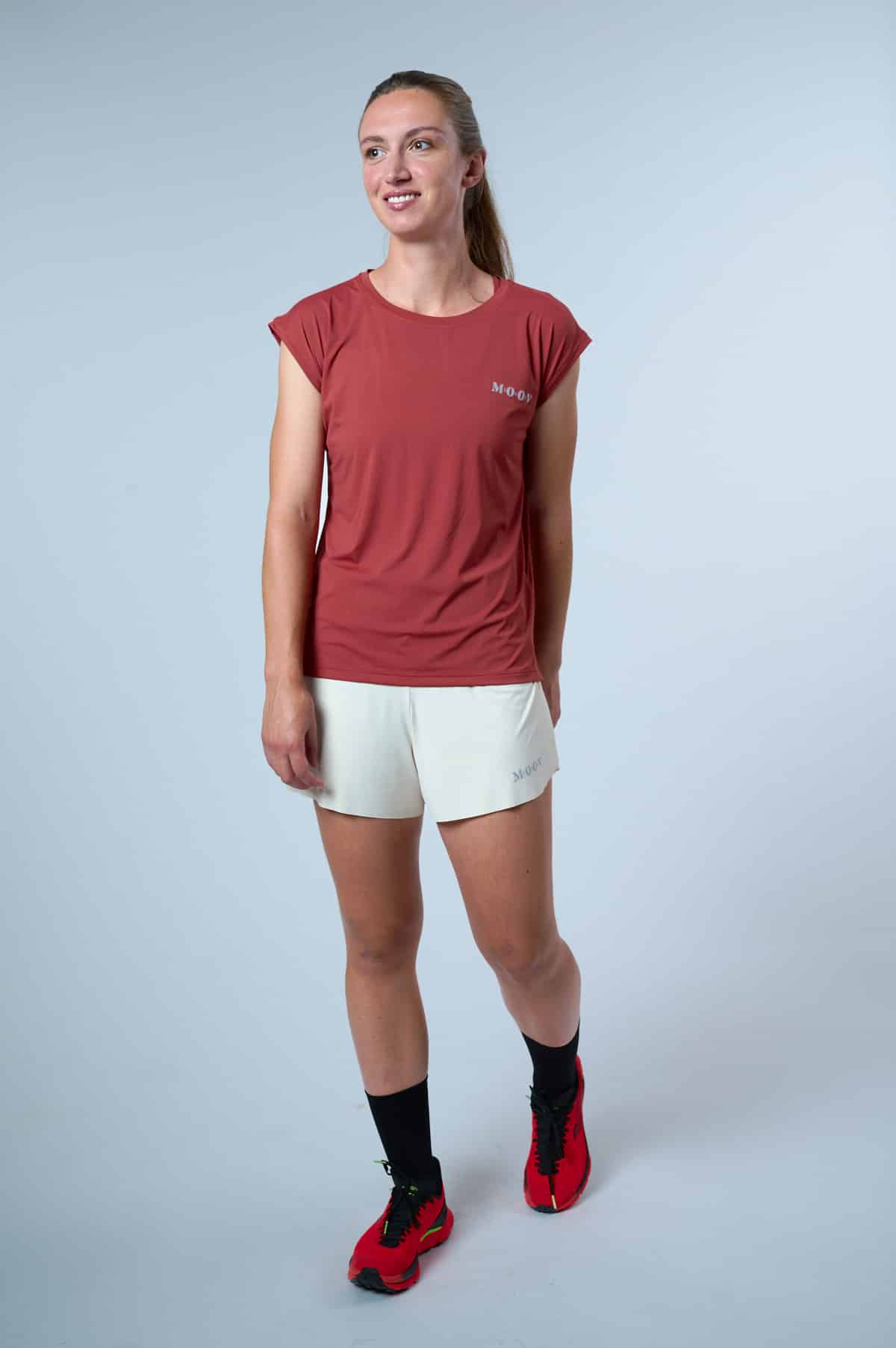 T-shirt Ultra Dry Stripe TERRA Moov360 porté par une femme, coupe féminine terracotta avec rayures contrastées, tissu technique respirant à séchage rapide, idéal running et trail