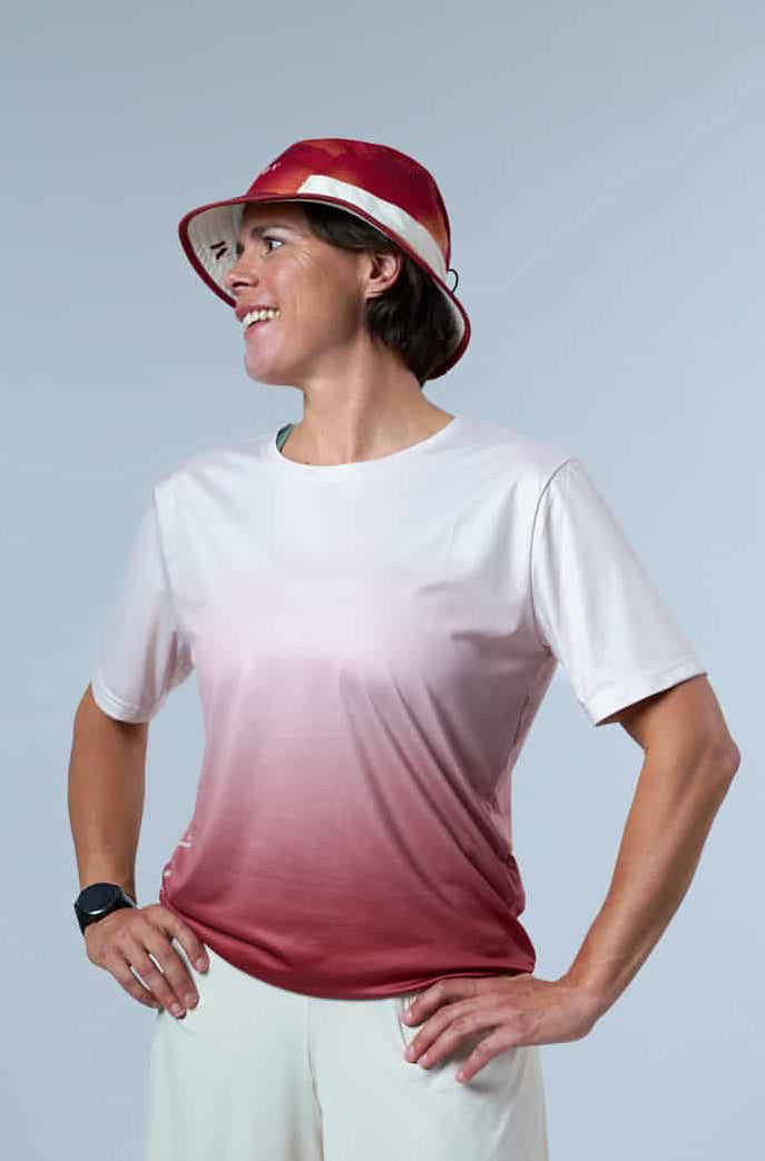 T-shirt Ultra Light TERRA Moov360 porté par une femme, t-shirt dégradé blanc à terre cuite en polyester recyclé, coupe droite légère et respirante pour running et trail