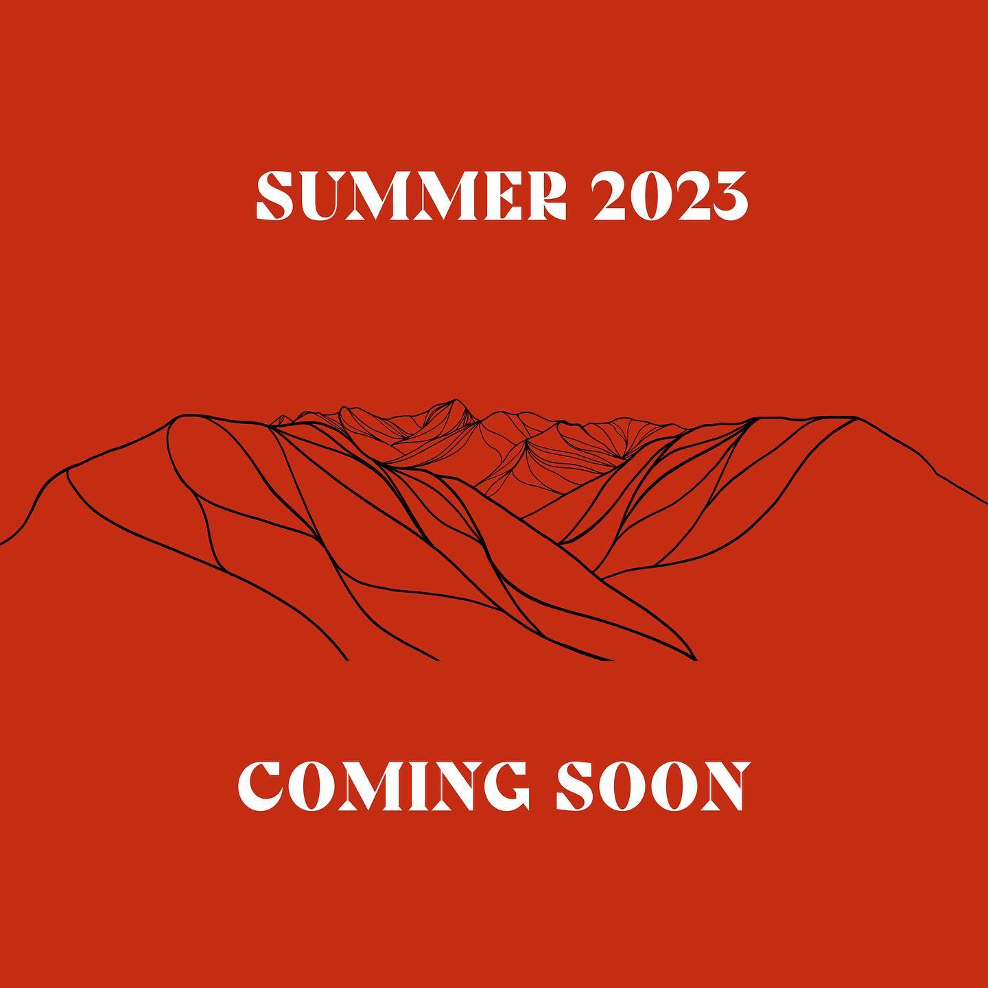 On est excités de vous dévoiler les couleurs de notre collection été 2023.Le travail est long car tous les détails comptent… choix des tissus, coupes, confort, durabilité et technicité ! Oui étudier une collection prend entre 6 à 12 mois… C’est peut-être long mais c’est tout ce travail qui la rendra unique ! 💥🔥Alors, curieux de découvrir la nouvelle Co?#newcolours #summer2023 #serielimitee #sportswear #sustainable #details