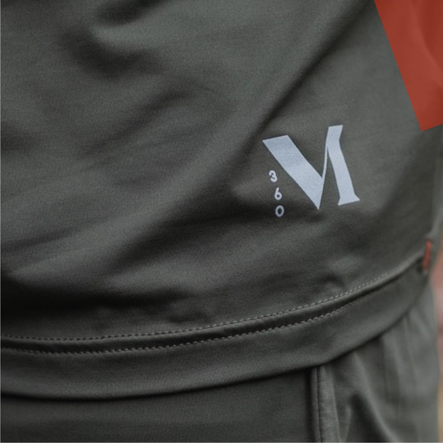 Nos tenues sportives sont conçues avec des tissus recyclés ♻️ de qualité afin de vous offrir un confort extrême! #wemoov360 #belgianbrand #sustainablesportswear #multisport #running #trailrunning #cycling #comfort #lightness