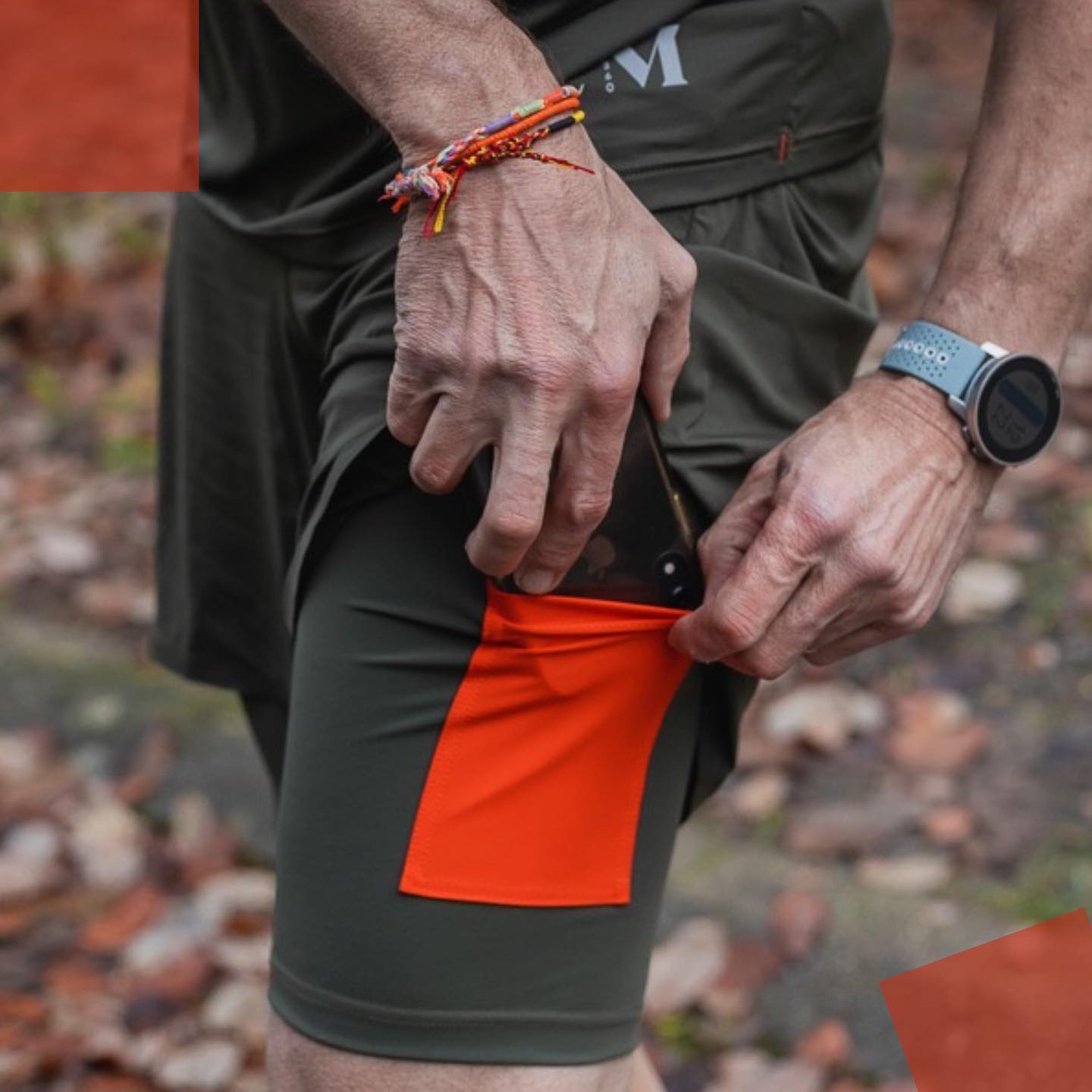 Confortable et pratique tout en étant éco-responsable ♻️ et éthique.Un beau challenge pour le duo-short hommes multi-sports! 🔜🔜🔜Vous aussi vous l’attendez?Dites-nous nous en commentaire! #wemoov360 #trailrunning #running #multisport #sustainablesportswear #belgianbrand