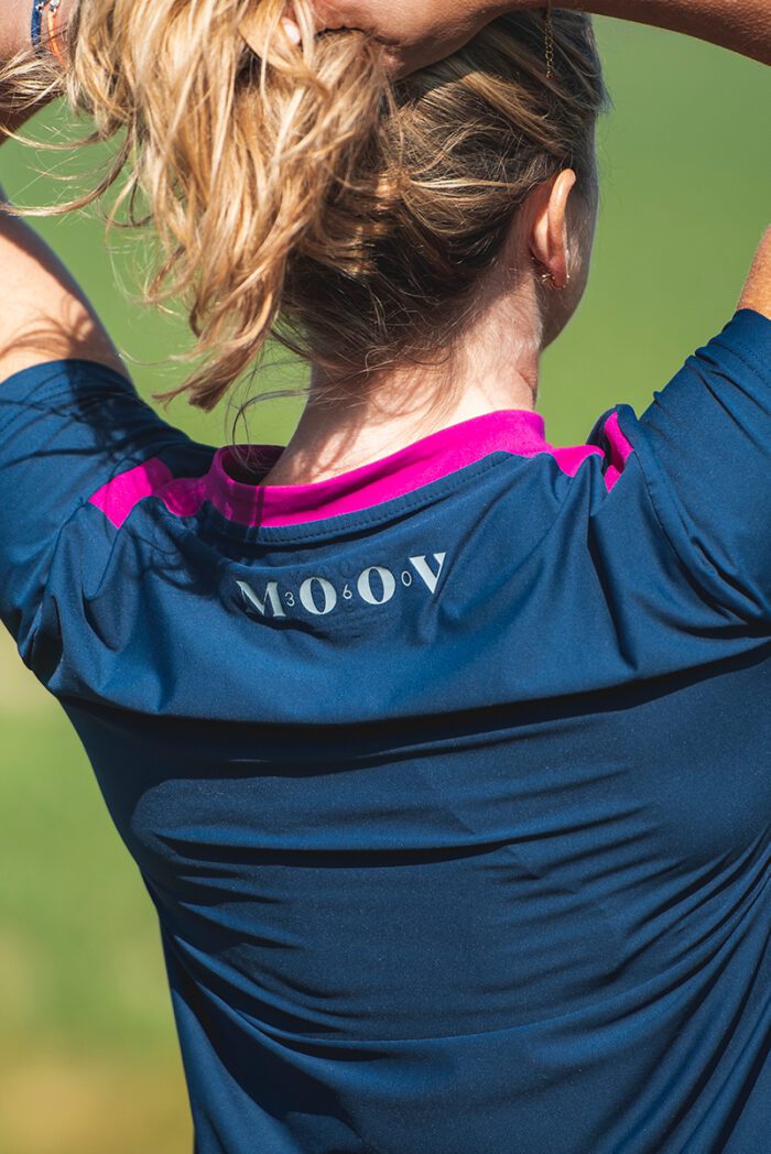 Photo de détail d'une femme dans un champ portant des vêtements de sport écoresponsables