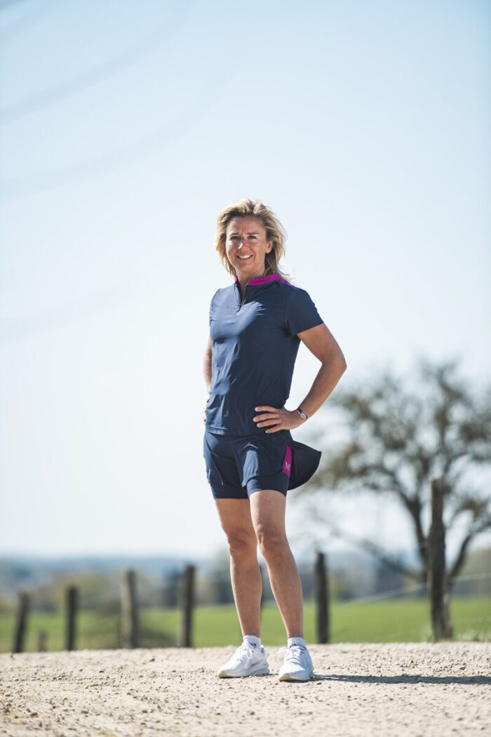 Woman in a field wearing eco responsable sportswear Bleu marine - Fuchsia