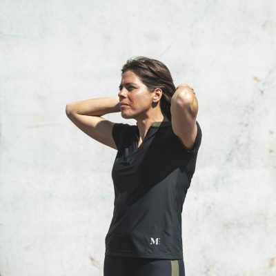 MOOV360 - Duurzame sportkleding Women looking in the distance wearing sustainable sportswear